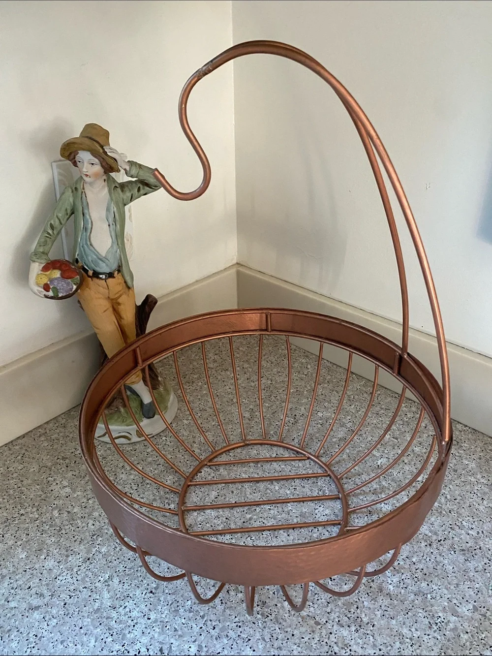 LIKE NEW Hammered Copper-Finished Wire Fruit Basket/Banana Hanger